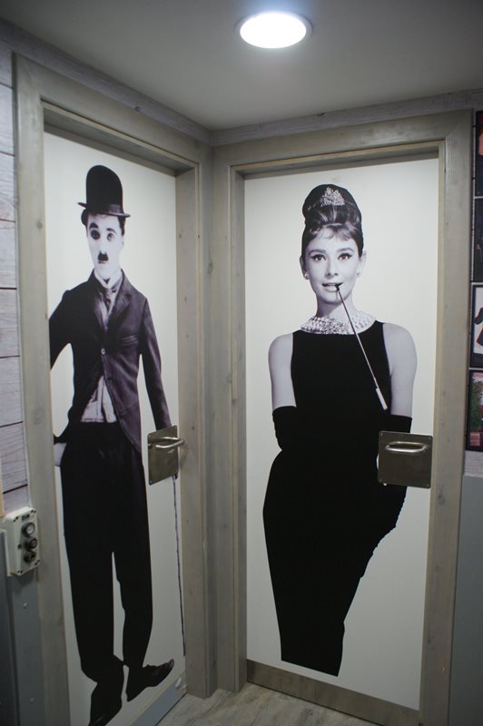 Instalación de Vinilos Autoadhesivos en Puertas de los Servicios