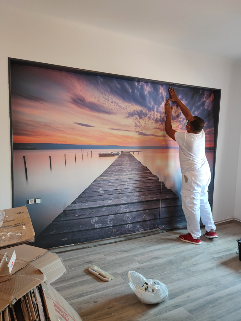 Colocando ultima tira mural profundidad - Empapelador Barcelona