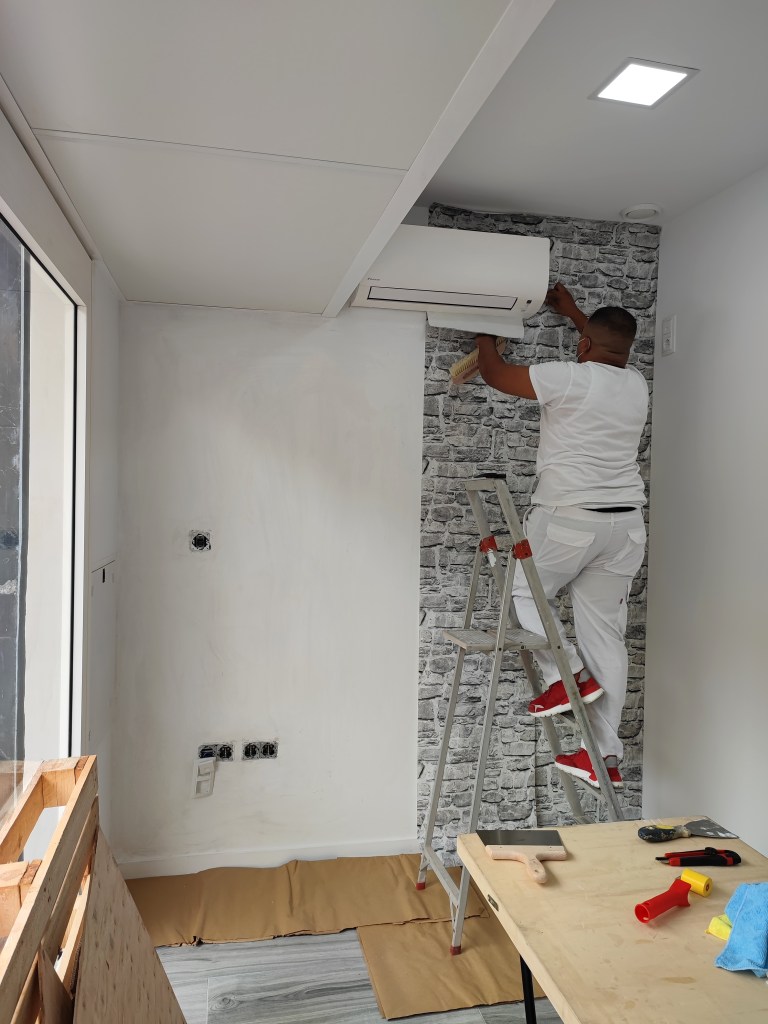 Instalación Papel Pintado de piedra en Nou Barris - Barcelona