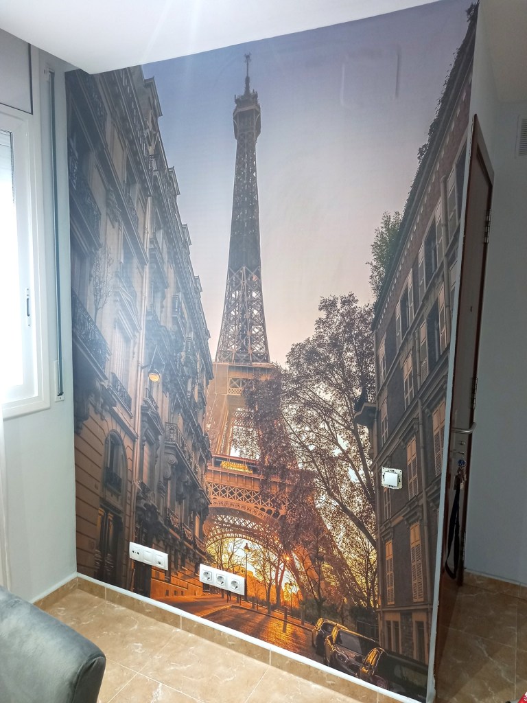 Instalación segunda tira de papel pintado en Terrassa, Mural Torre Eiffiel.