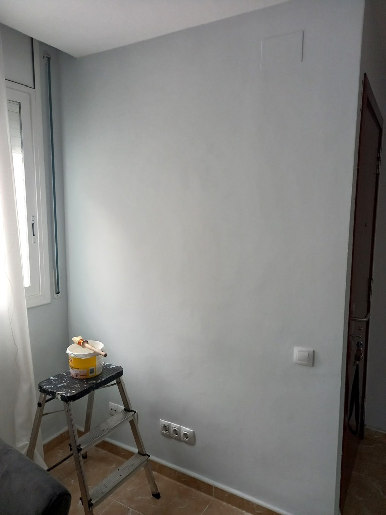 Preparar la pared con cola para instalar el papel pintado