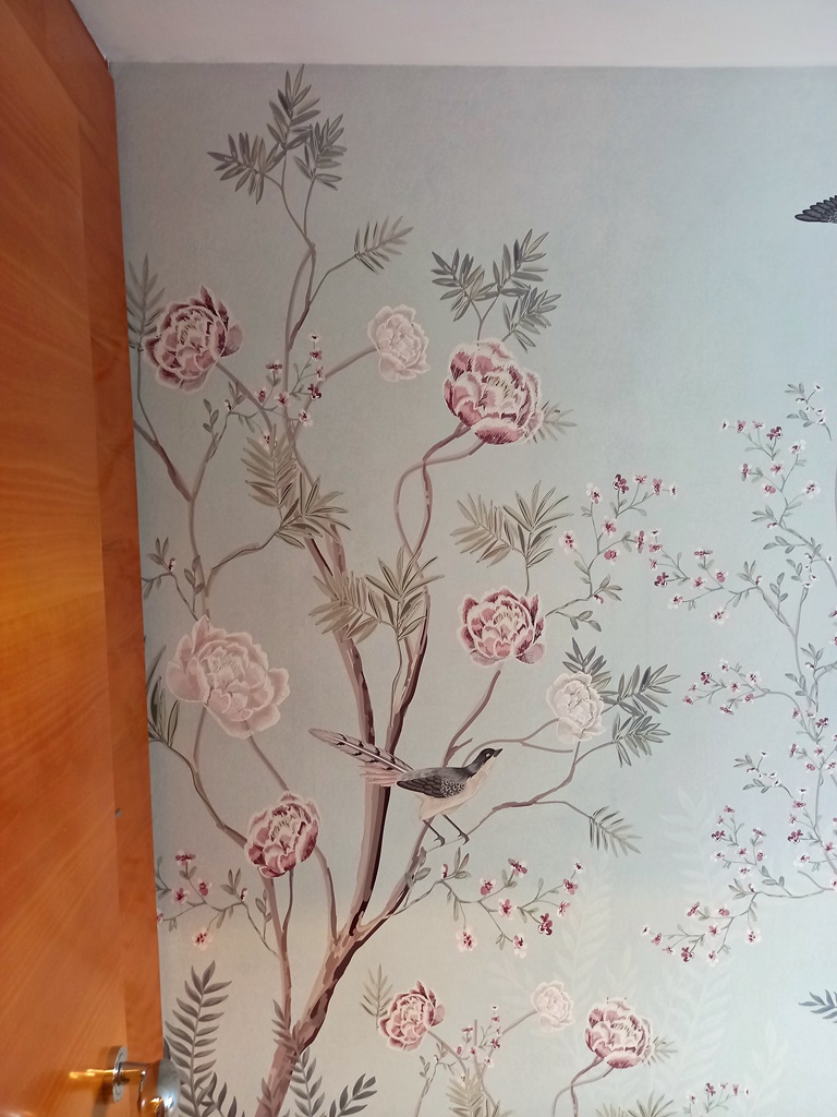 Instalación Mural Flores Delicadas Animadeco en Gavà, Empapeladores Profesionales