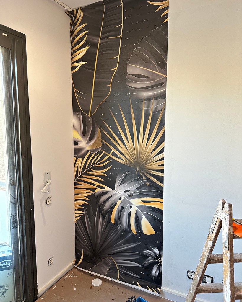 Instando la 1 tira del mural vinilico de hojas y flores tropicales - Empapelador Barcelona