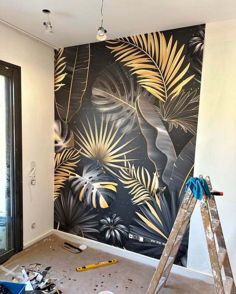 Instalación 2 tira de mural hojas vinílicas fondo negro