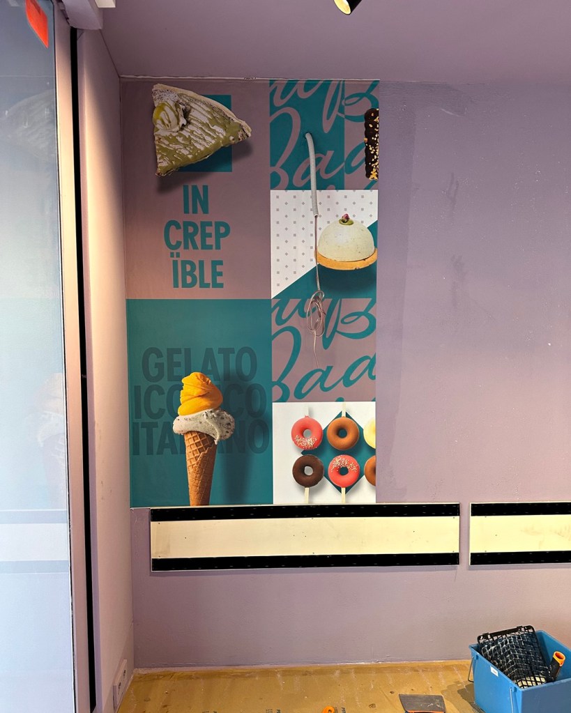 Empapelador Barcelona Instalador Papel Pintado Personalizado en Heladería.