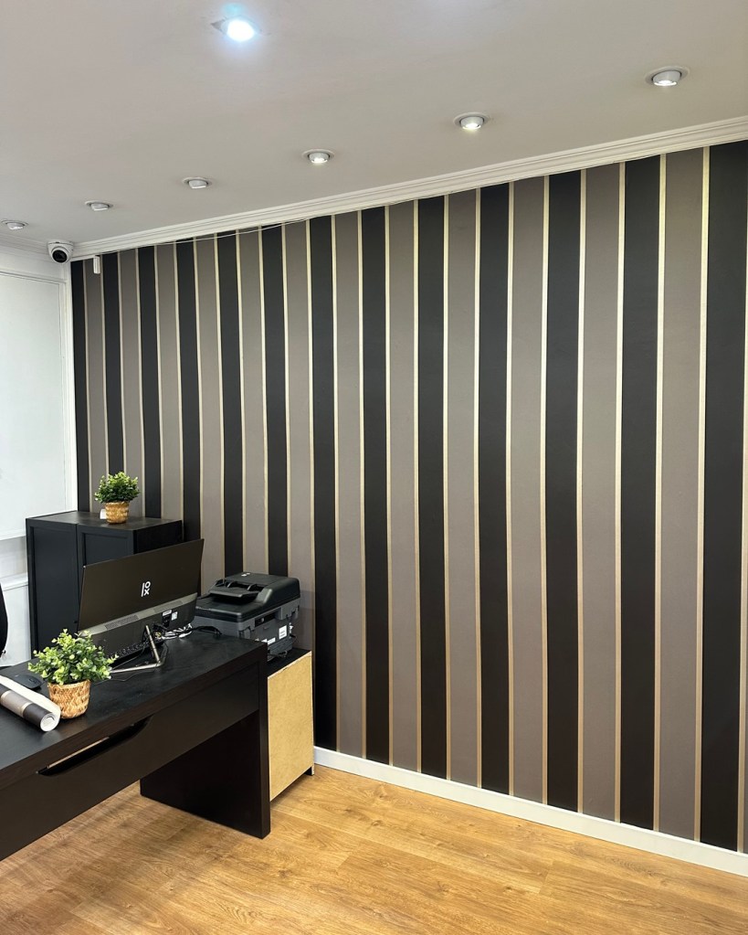 Empapeldor Barcelona - Aplicación papel pintado rayas en oficinas