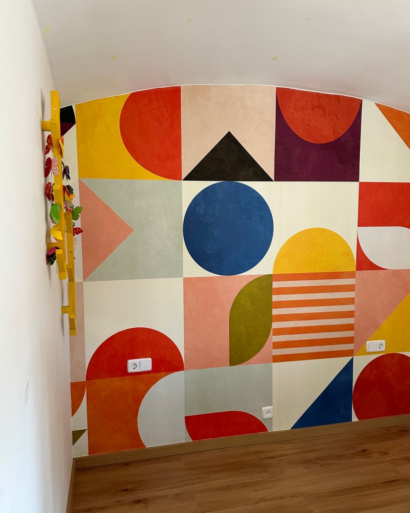 Habitación infantil decorada con un papel pintado autoadhesivo geométrico WappyWall