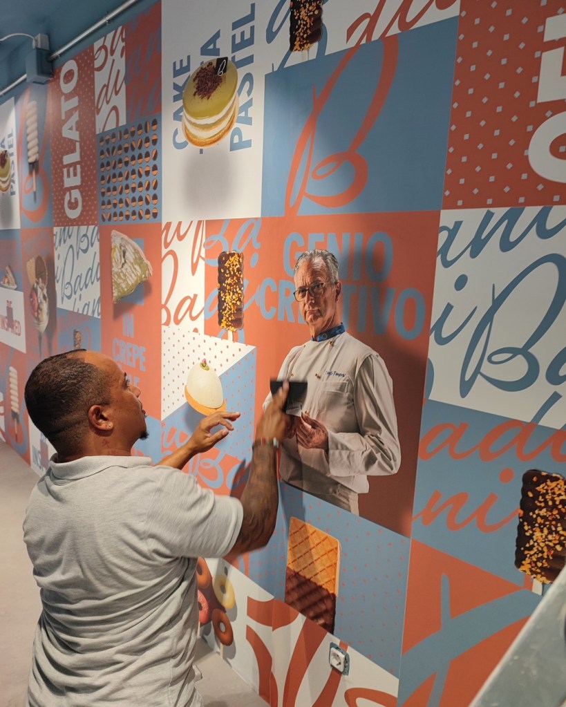 La importancia de la comunicación visual, paredes con papel pintado en locales comerciales