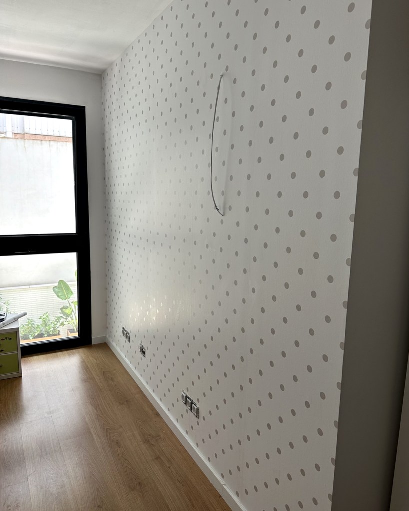 papel pintado infantil topos grises instalado en L'Hospitalet de Llobregat