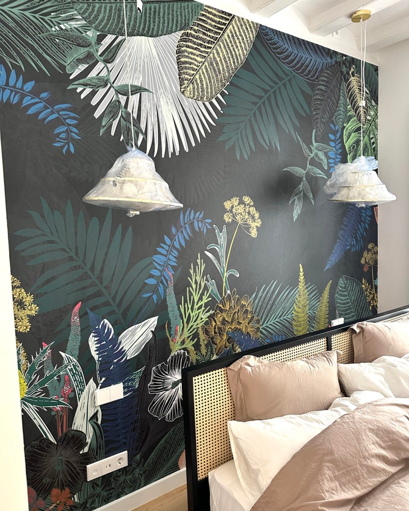 Cabecero habitación principal decorado con un mural de papel pintado