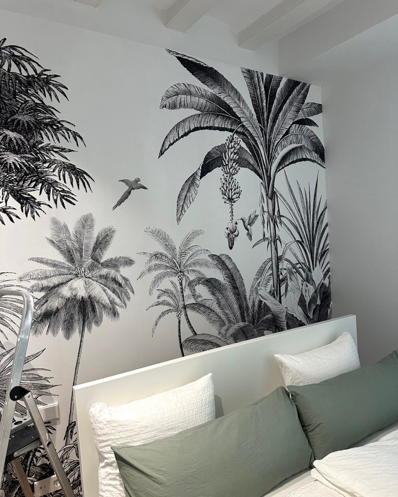 Cabecero de cama decorado con el mural de papel pintado de Maison Du Monde
