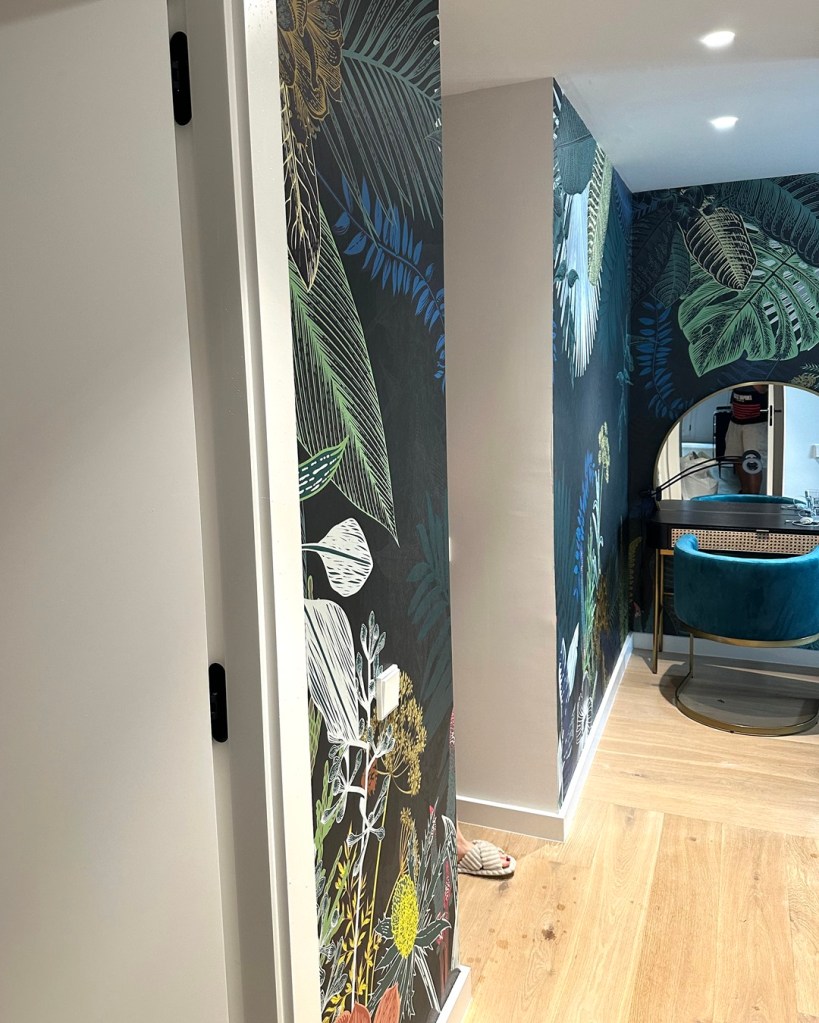 Recibidor decorado con papel pintado tipo mural