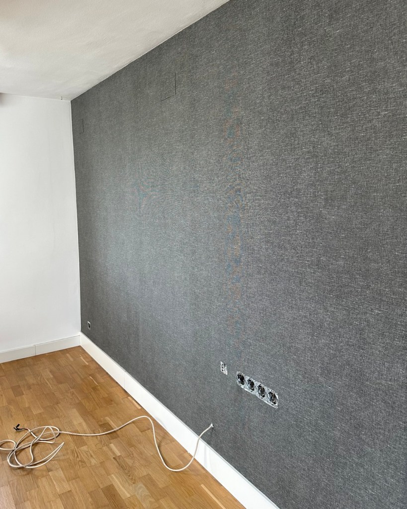 Pared decorada con un papel pintado imitación a tela instado por Empapelador Barcelona