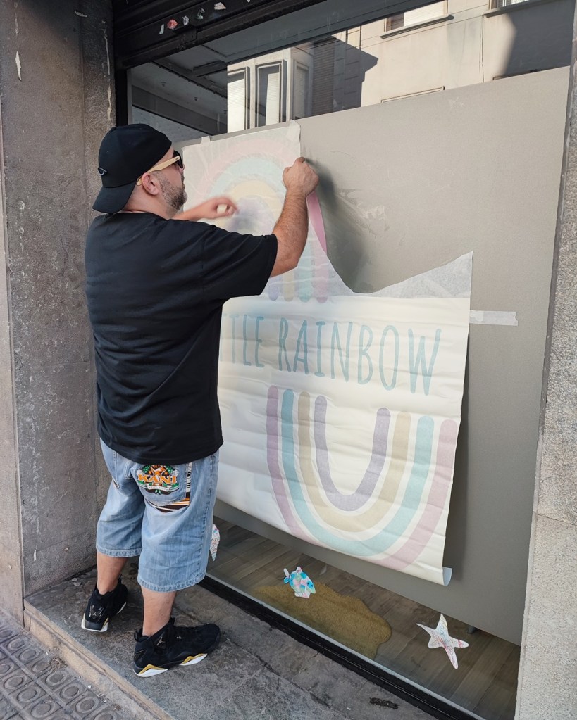 Presentar el vinilo con el logotipo en el cristal y sujetarlo con cinta de carrocero.