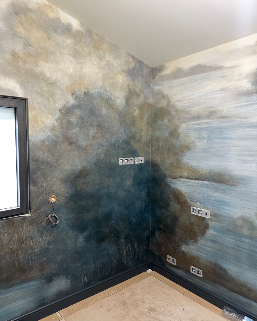 Mural Envolvente Paisaje Pictórico Instalado en Barcelona - Empapelador Barcelona