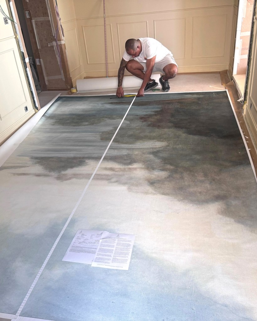 Instalador mural de papel pintado vinílico a doble corte