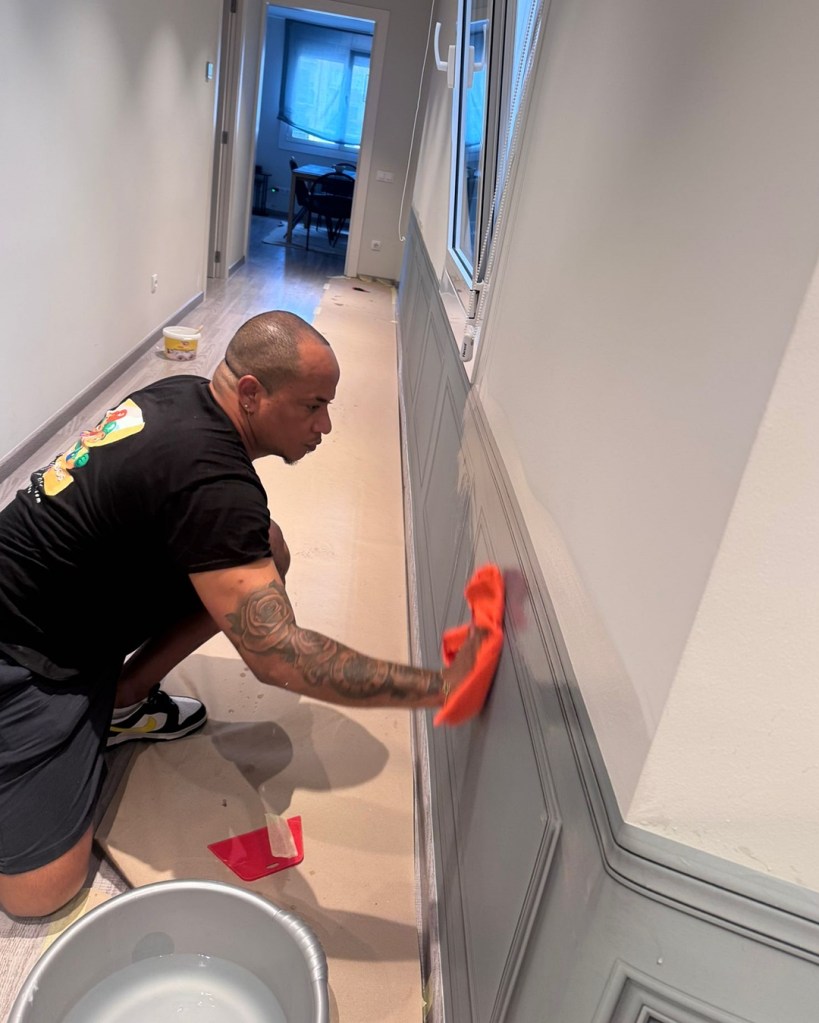 Arrimadero de Papel Pintado en el recibidor, Cenefa imitación Molduras Decorativas