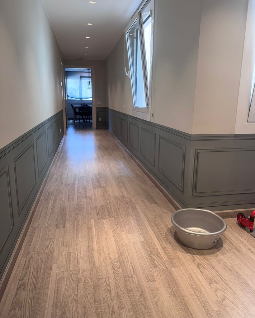 Cenefa Decorativa imitación Molduras Instalada en Recibidor tipo Arrimadero