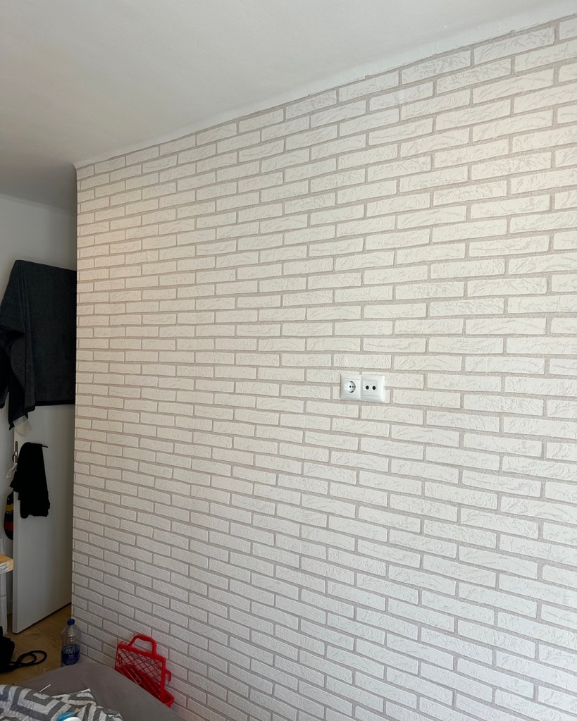 Empapelador Cornellà de Llobregat - Instalando Papel Pintado Ladrillo Blanco Relieve