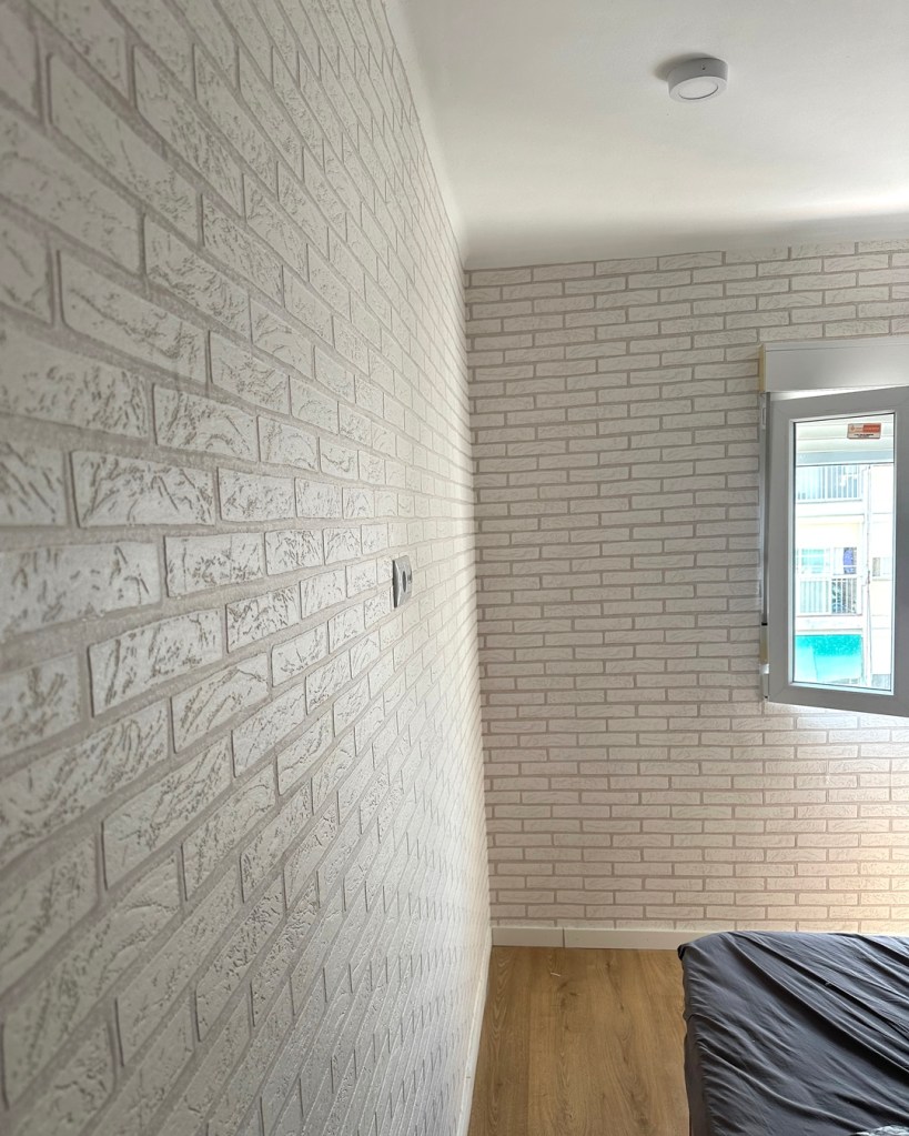 Habitación Matrimonio Decorada con el Papel Pintado Ladrillo Blanco por Empapelador Barcelona