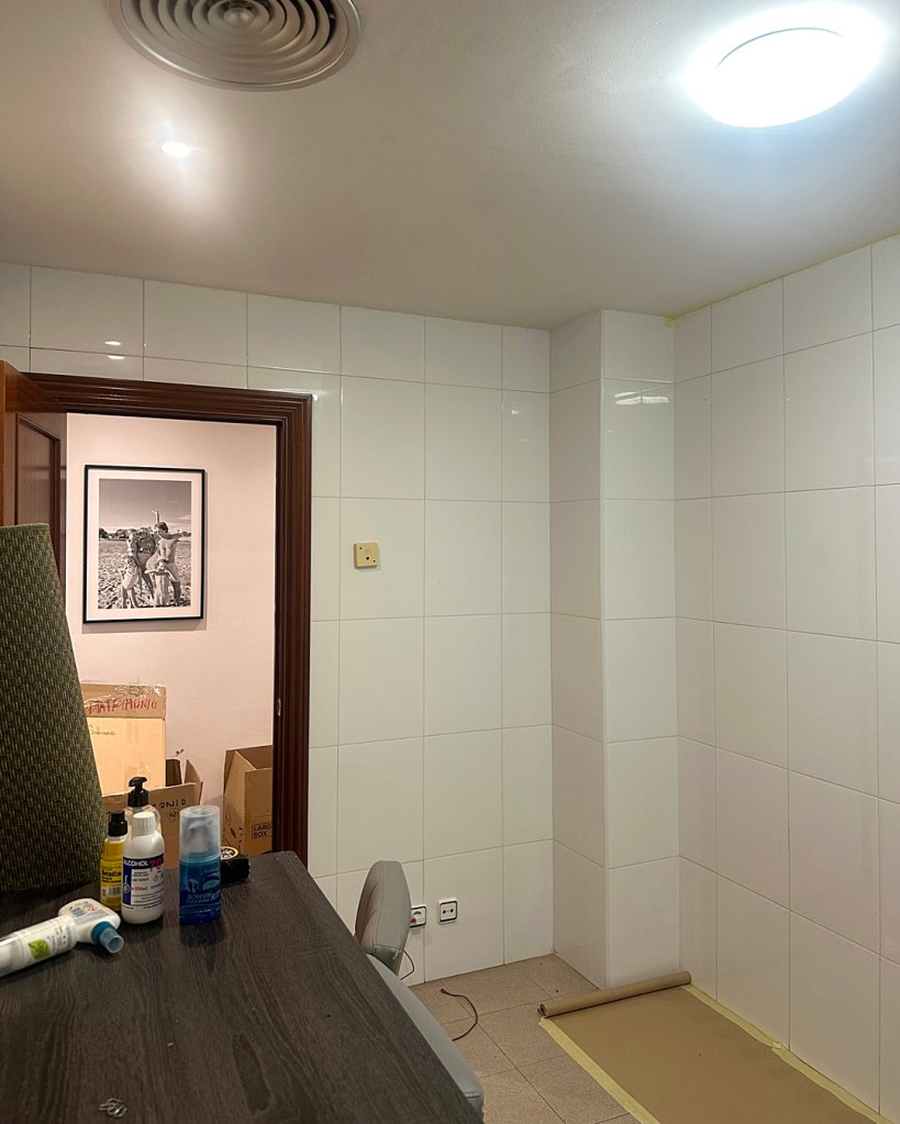 Cocina de Azulejos Blancos, antes de Instalar Papel Pintado