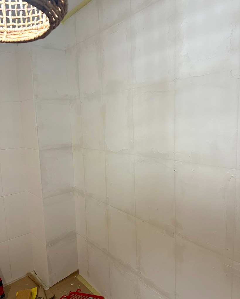 Capa de masilla plástica para alisar los azulejos antes de instalar papel pintado