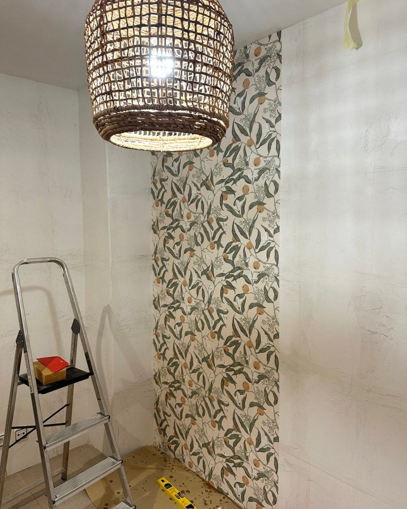 Instalación primeras tiras de papel pintado sobre azulejos