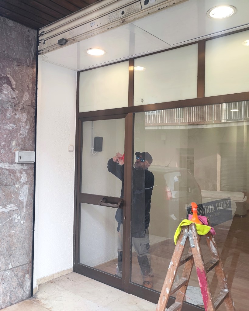 Limpieza y Preparación de los Cristales para Instalar Vinilo Glaseado