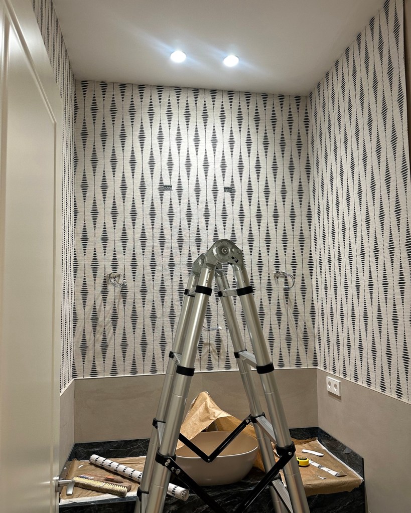 decoración de baño con papel pintado vinílico Wallquest en el centro de Barcelona