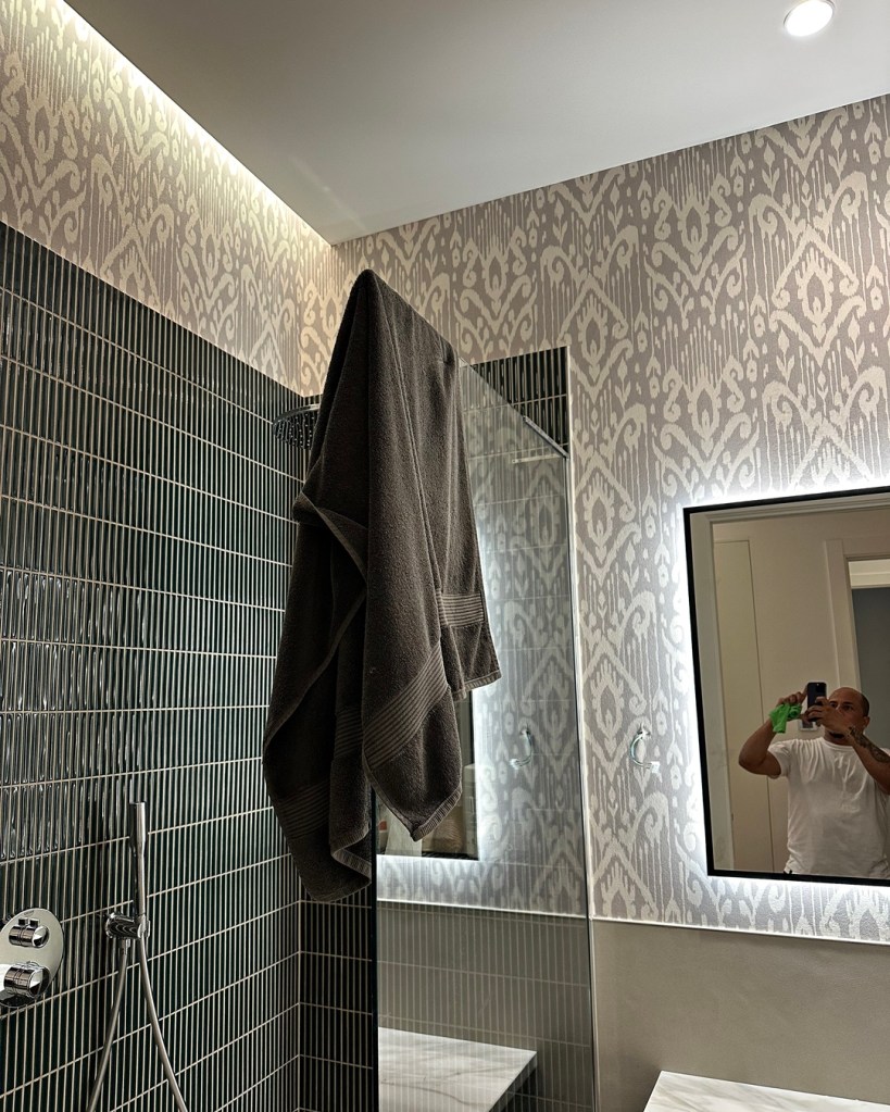 empapelado profesional de baño con papel pintado vinílico diseño tribal