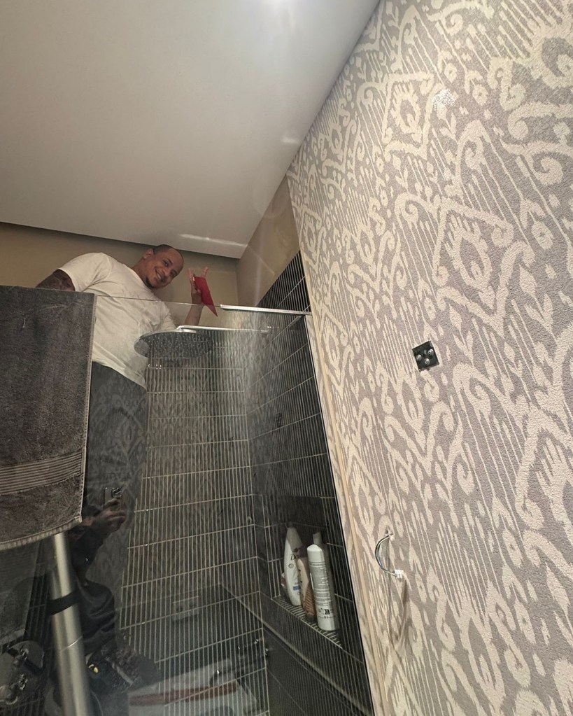 Instalación de papel pintado vinílico en baño en Barcelona