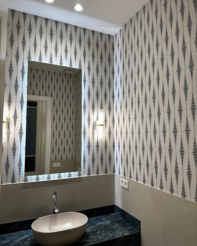 instalación de papel-pintado vinílico wallquest en cuarto de baño