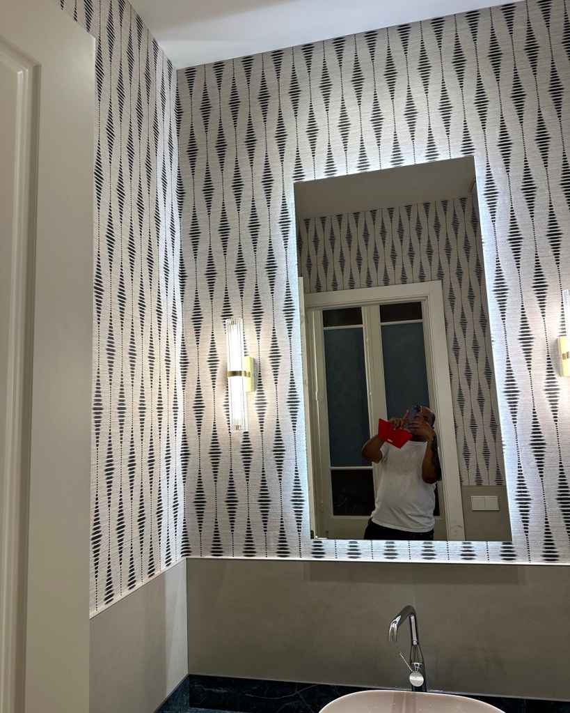 papel pintado para cuartos de baño instalado por empapelador profesional en Barcelona