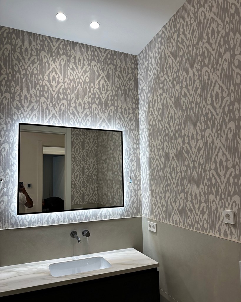 papel pintado tribal vinílico resistente a la humedad instalado en baño