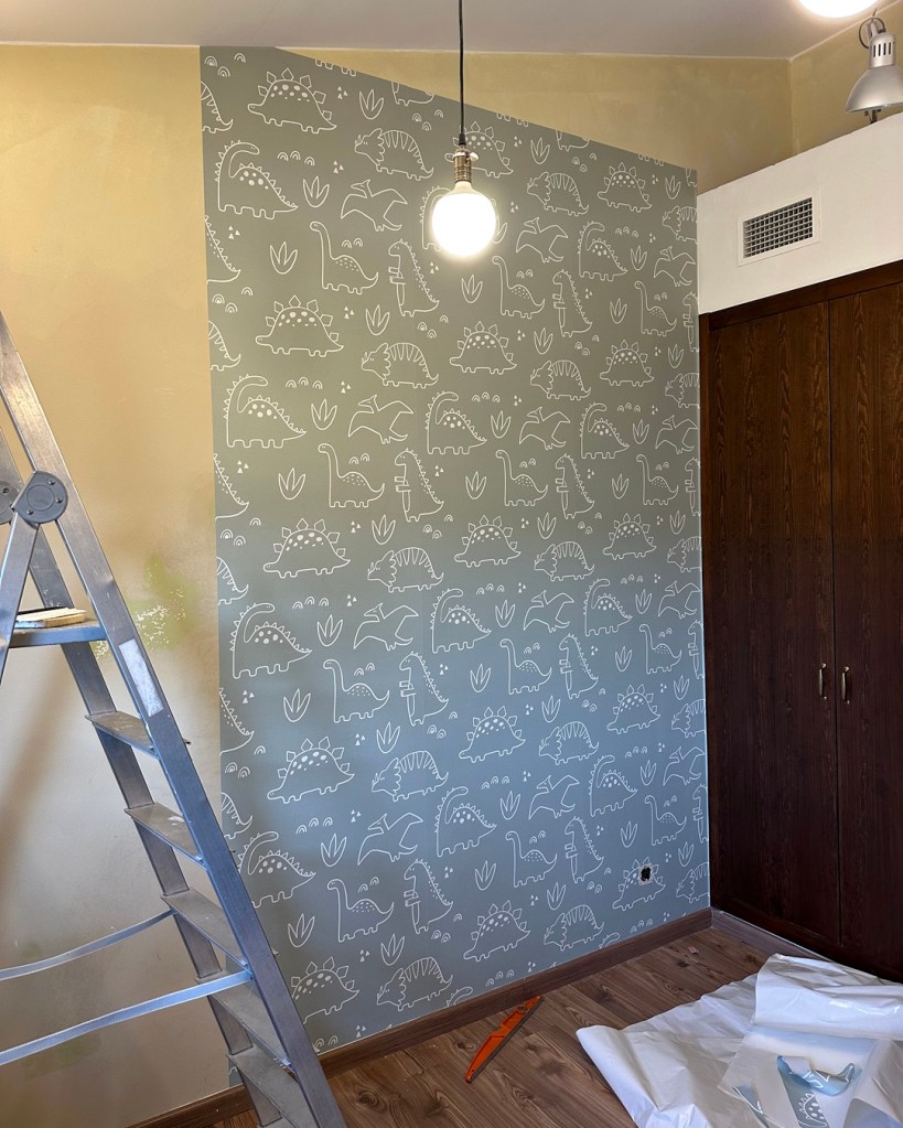 Instalador papel pintado infantil autoadhesivo de dinosaurios en Sitges