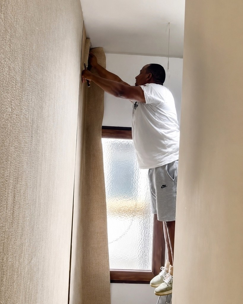 Instalación de textil para paredes en una escalera de 5 metros de altura – Empapelador Barcelona