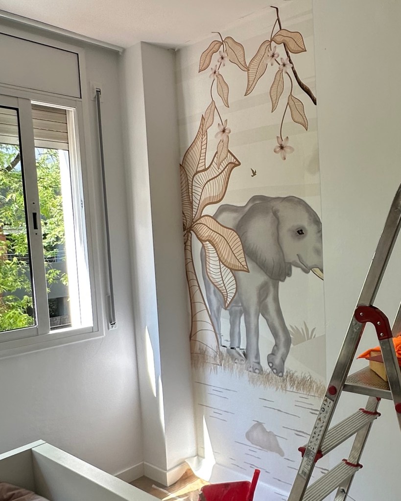 Empapelador Profesional Sant Cugat - Instalación primera tira del mural