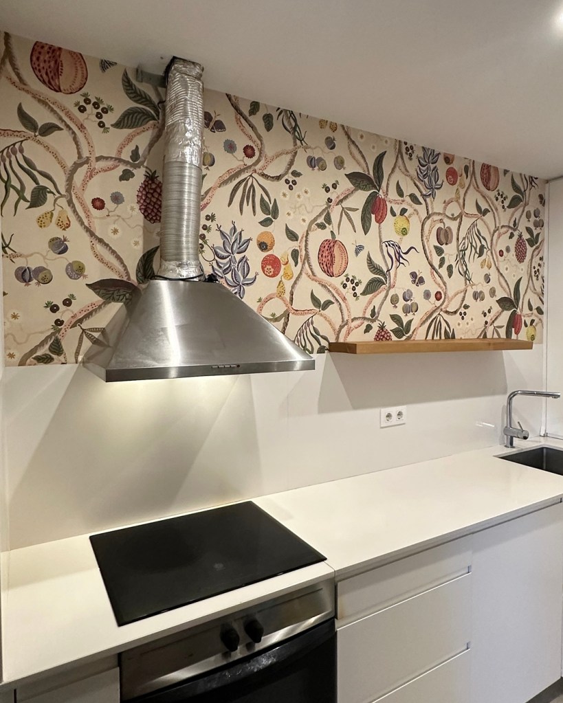 Cocina empapelada con papel pintado Sandberg de frutas, ramas y hojas