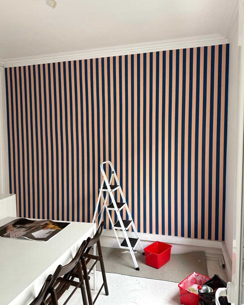 Papel pintado de rayas beige y azules instalado en la tienda TinyCottons de Barcelona