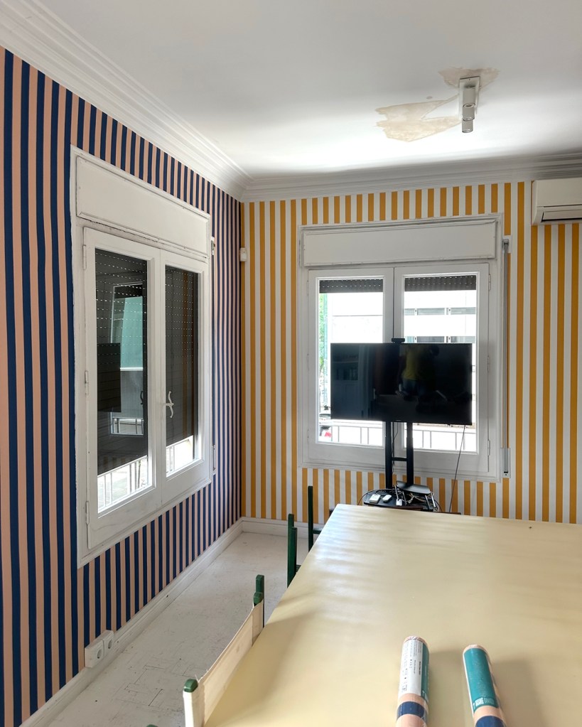 Decoración de oficinas con papel pintado de rayas en Via Augusta, Barcelona